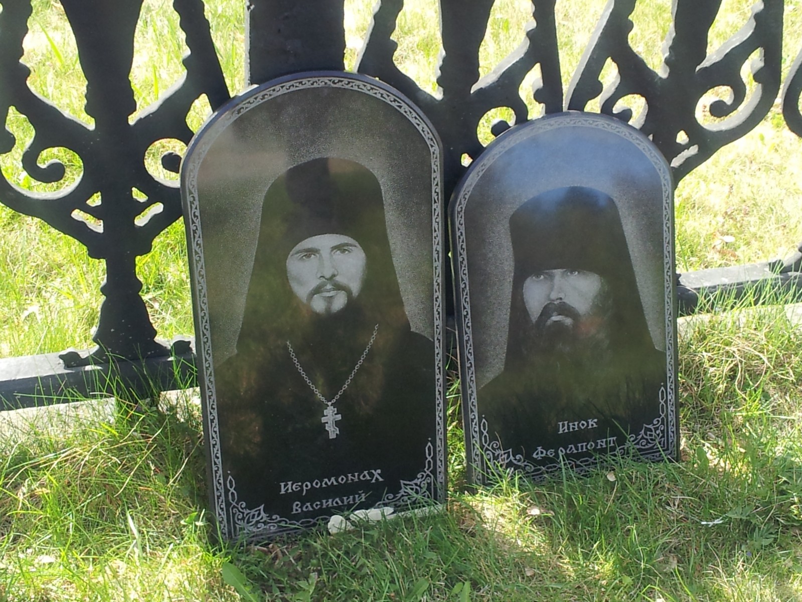 Убиенные монахи оптиной пустыни. Инок Ферапонт Оптина пустынь. Оптинские новомученики 1993 могилы. Оптина пустынь убиенные монахи 1993.