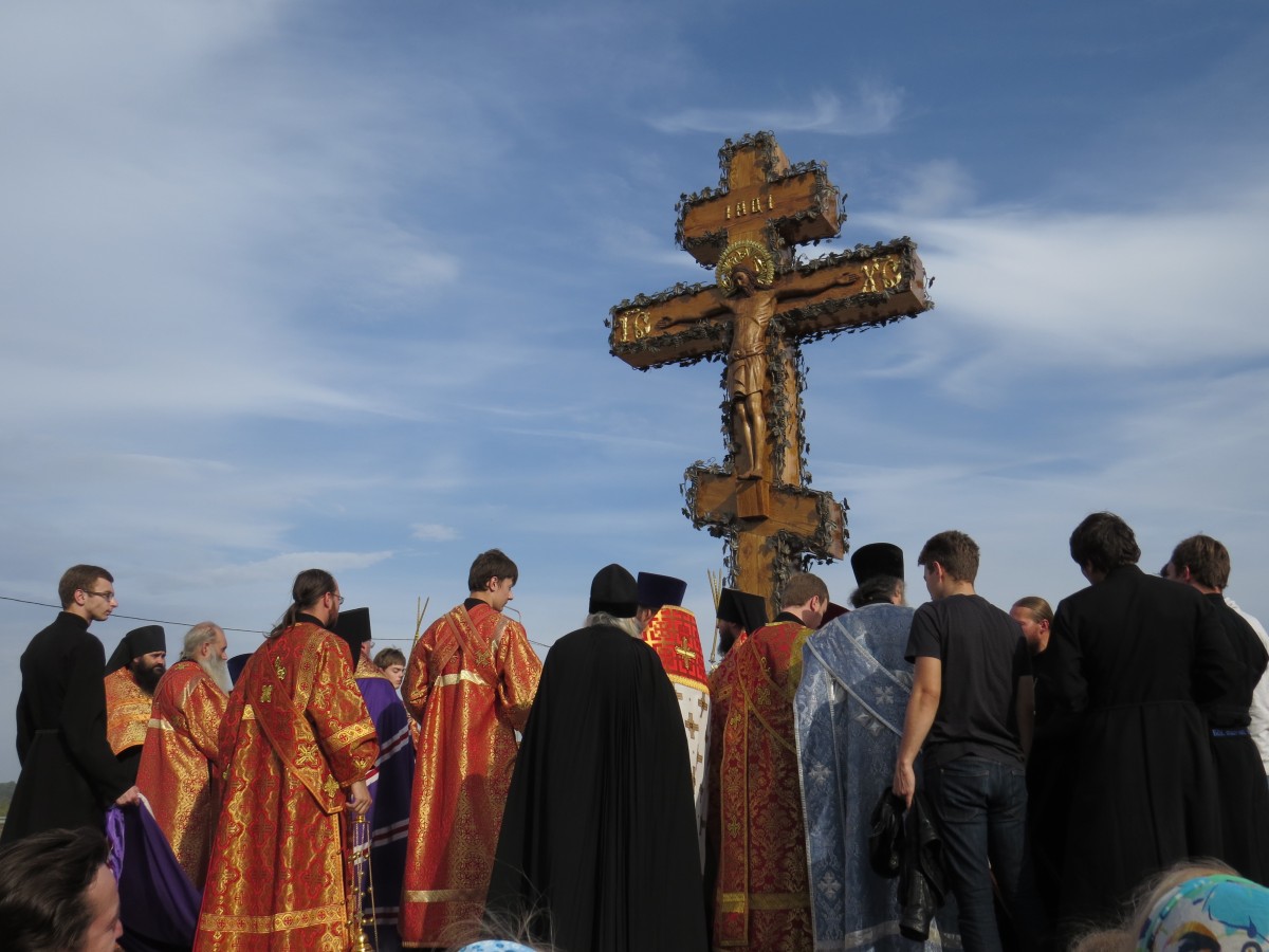 Крест освятил епископ Никита