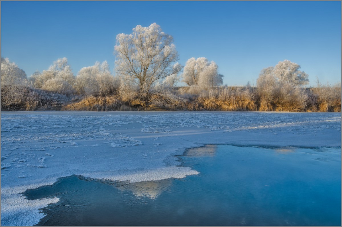 Полынья на реке (снимок сделан 27 ноября 2014 г.)