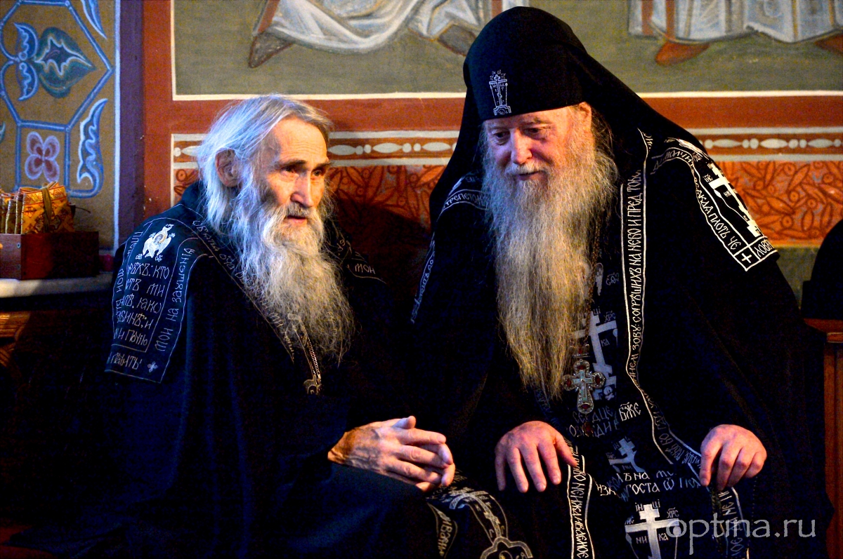 Слева отец Илий (89 лет), справа отец Власий (87 лет). Оба переболели ковидом. Отец Власий не справился.