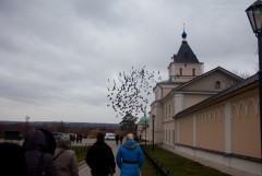 У входа в монастырь